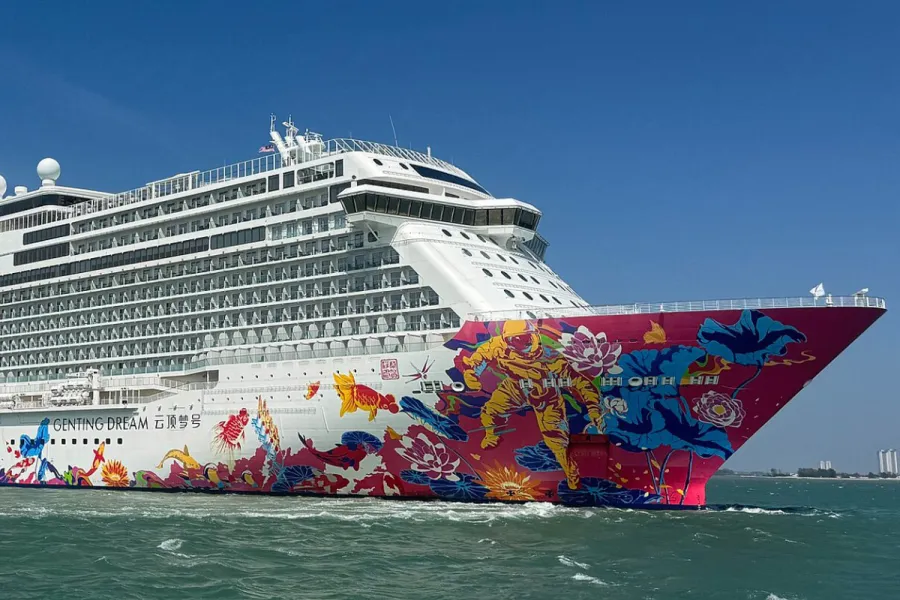 Gorgeous Crew Members Of Genting Dream Cruise Ship Rescue Person In Strait Of Malacca Scene in HD Gorgeous Crew Members Of Genting Dream Cruise Ship Rescue Person In Strait Of Malacca Scene in HD